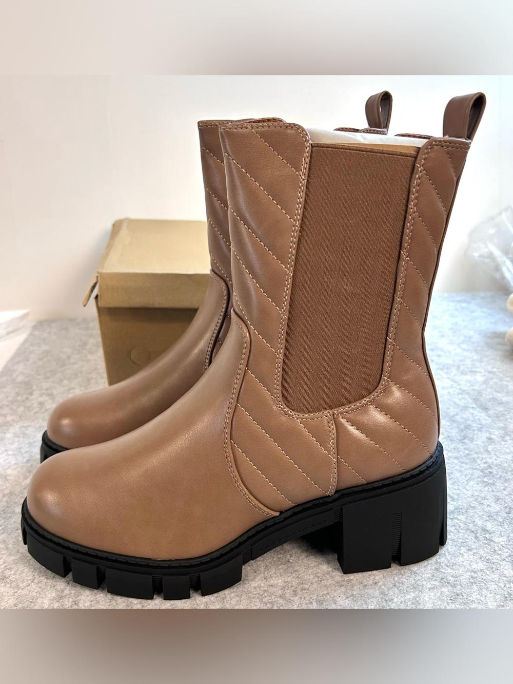 New Tinstree Women's Quilted Lug Sole Mid calf Chelsea Boots / Size 7